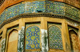 Agra;-Architecture;-Carreaux-émaillés;-Céramique;-Détail;-Fort-dAgra;-Frise;-Inde;-Kaleidos;-Kaleidos-images;-La-parole-à-limage;-Lal-Qila;-Moghols;-Motifs-géométriques;-Niche;-Patrimoine-de-lHumanité;-Pigeon;-Stories-Pictures;-Tarek-Charara;-UNESCO;-Uttar-Pradesh